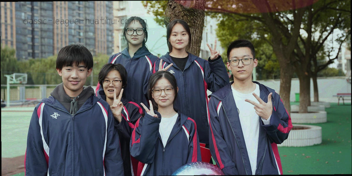 横向时间线信息图，六个节点用荧光青圆点连接，节点旁为版本号色块